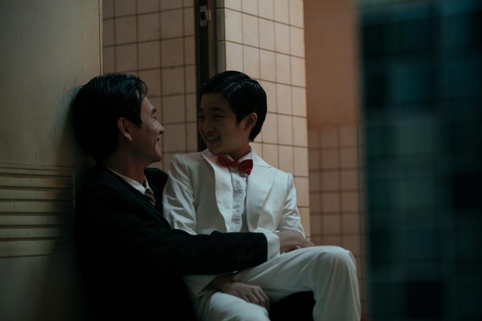片中劉冠廷（左）、白潤音（右）父子對戲的公園廁所整棟由搭景而成。（華映娛樂提供）