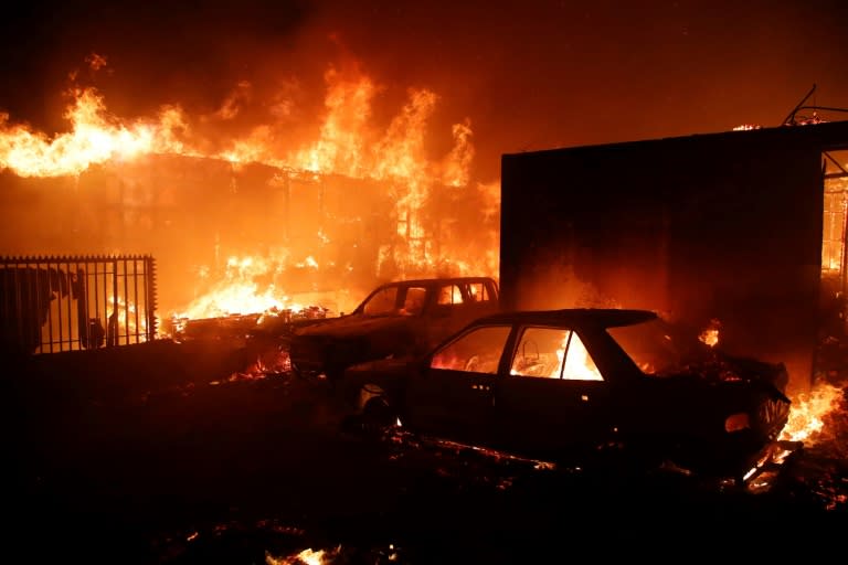 Unas casas y unos vehículos arden durante un incendio en Viña del Mar, en Chile, el 2 de febrero de 2024 (Javier Torres)