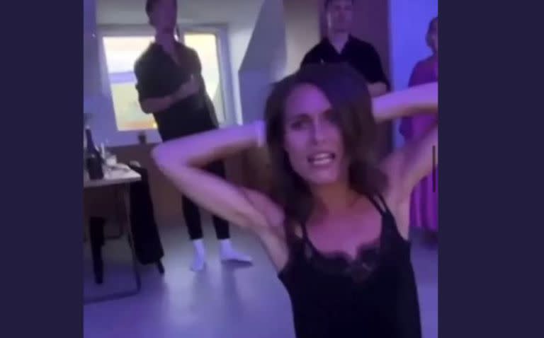 La primera ministra de Finlandia fue criticada luego de que se filtrara un video en el que se la ve bailando eufórica con un grupo de amigos.