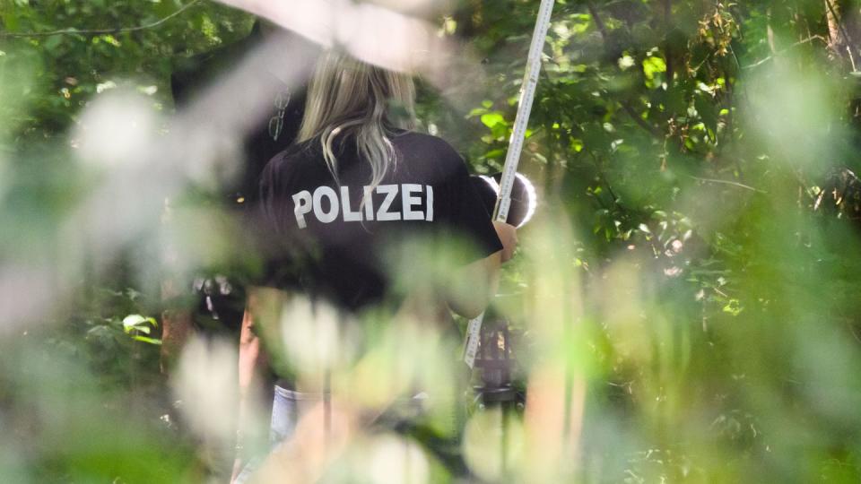 Polizist*innen am Tatort in Salzgitter.