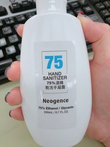 Neogence霓淨思商品網路販售中，75%酒精乾洗手凝露，也將在3月中於屈臣氏上架