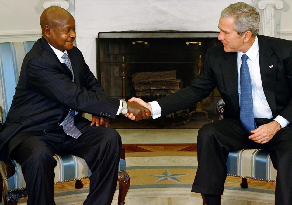 (L-R) Uganda President Yoweri Museveni shakes hands with U.S. President George W. Bush in the Oval Office at the White House on Oct. 30, 2007 in Washington, D.C. (Photo by Chip Somodevilla/Getty Images)