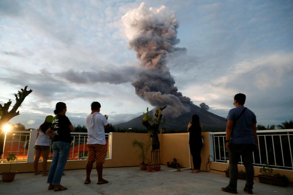 <p>FRM43. DARAGA (FILIPINAS), 23/01/2018.- El volcán Mayon entra de nuevo en erupción expulsando gases y ceniza a 5.000 metros de altura, en la ciudad de Daraga, en el este de Filipinas, hoy 23 de enero de 2018. El número de evacuados por el volcán supera los 37.000 ante la amenaza de explosiones más potentes. EFE/ Francis R. Malasig </p>