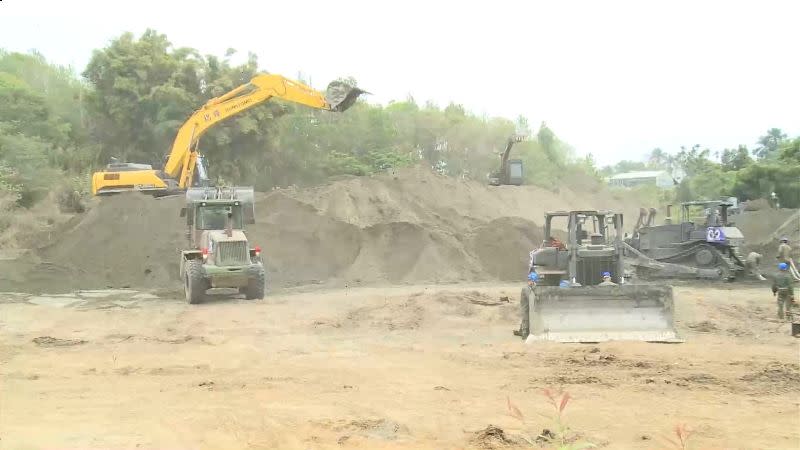國軍工兵積極處理水庫淤沙。