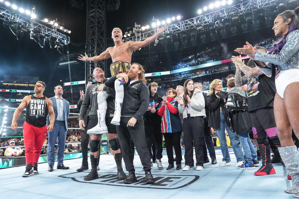 Cody Rhodes celebró sobre el ring con su failia y amigos tras finalmente conseguir el cinturón de campeón de la WWE en Wrestlemania 40. (Foto: WWE/Getty Images)