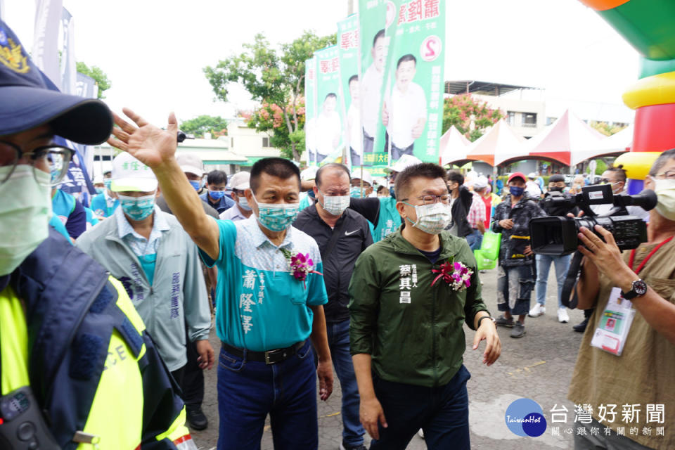 台中市長候選人蔡其昌(右)、市議員蕭隆澤(左)合體大進場，支持者夾道簇擁，不斷高喊凍蒜，氣勢如虹。