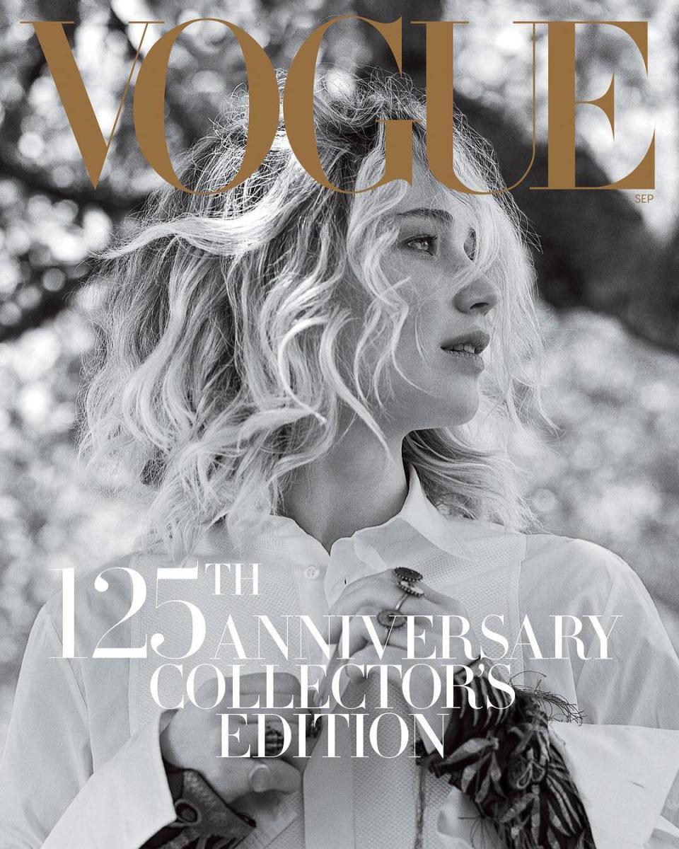 <p>Altmeister Bruce Weber unterstreicht mit seinem „Vogue“-Cover die Natürlichkeit von Jennifer Lawrence. Abgesehen von den aufwendig gestalteten Ärmeln und den Ringen ist hier vom Outfit wenig zu sehen. Im Zentrum steht die berühmte Schauspielerin. Weber bleibt hier seiner Wild-West-Romantik in Schwarz-Weiß treu. (Bild: Vogue) </p>