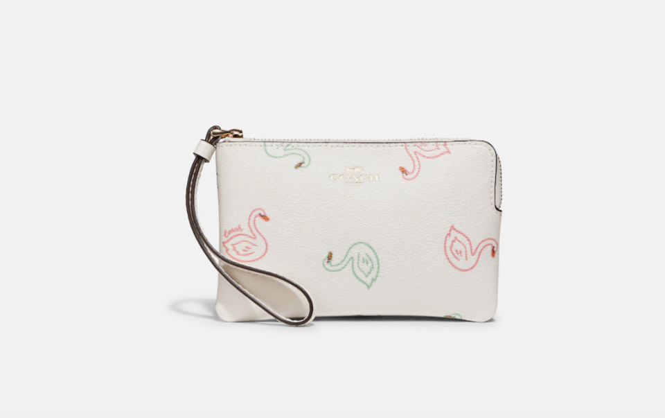 Bolso Coach para la muñeca con ilustraciones de cisnes.  