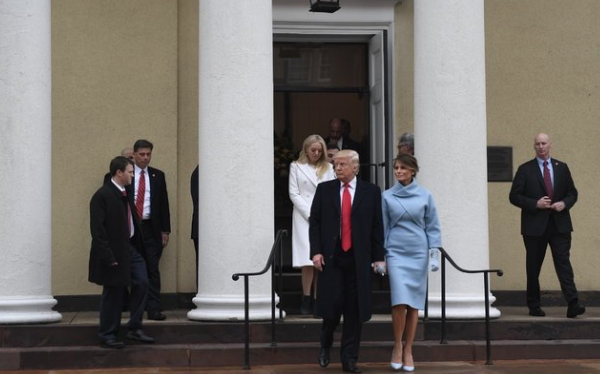 <p>La légende veut que sans se démonter, Donald Trump ait attendu que sa cavalière aille se rafraichir aux toilettes pour aborder Melania Knavs, en lui demandant son numéro de téléphone. Refusant poliment de le lui donner, elle inverse la donne et prend le sien. La suite, on la connait. Tous deux se marient à Palm Beach en 2005. Elle s’unit à Donald Trump dans une robe Christian Dior haute-couture à 200 000 dollars. Cette robe dessinnée par John Galliano a nécessité près de 1 000 heures de travail et la pose de 1 500 strass de cristal. Au menu du dîner ? Champagne Cristal et caviar. Barron, leur fils, nait l’année suivante. C’est ainsi que la jeune mannequin slovène est devenue la maitresse de maison d’un triplex à 100 millions de dollars dans la Trump Tower de New York. Son quotidien avant de devenir First Lady ? Des engagements caritatifs, la gestion d’une ligne de bijoux et de produits de beauté pour la peau et l’éducation de celui qui est devenu "le centre de [sa] vie", Barron. Crédit photo : capture d’écran </p>