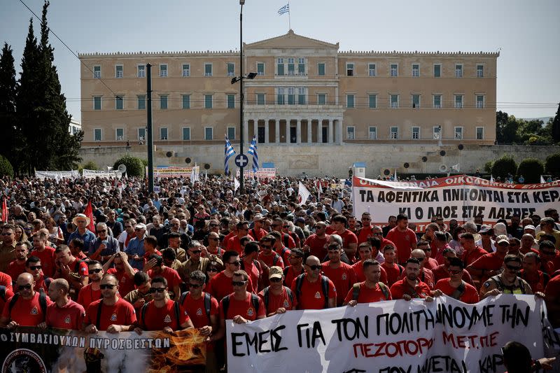 Greek state workers strike against government labour law plans