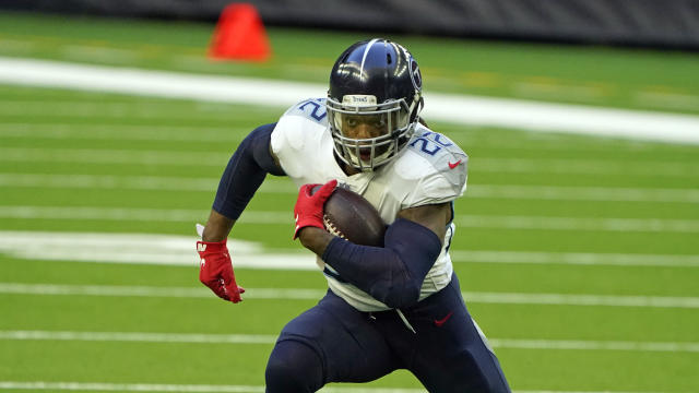 Derrick Henry shows off Titans throwback jersey for this season