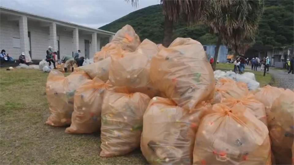 龜山島3月1日開放 360名志工登島挽袖淨灘