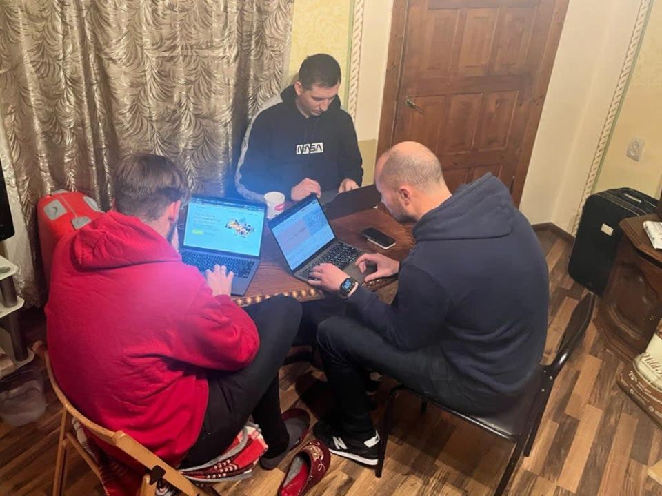 Los desarrolladores de &#x002018;software&#x002019;,  Andrii Taganskyi y Eugene Gusarov trabajan en su sitio web en Lviv (Bel Trew)