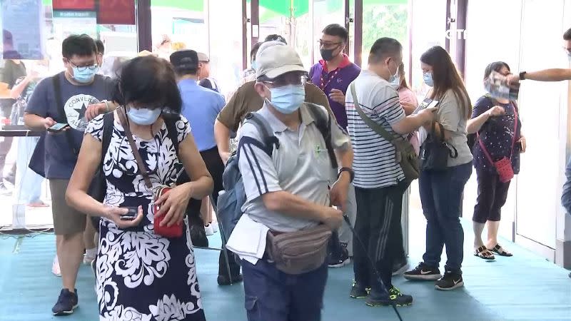 台北旅展首日就有大量人潮湧入，搶各種商家的折扣。