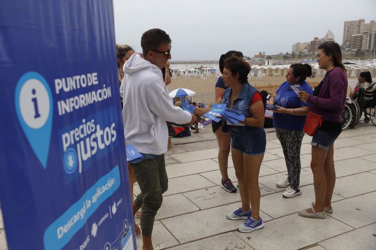 Los militantes de Barrios de Pie reparten folletos sobre cómo usar la aplicación de Precios Justos en la Rambla de Mar del Plata