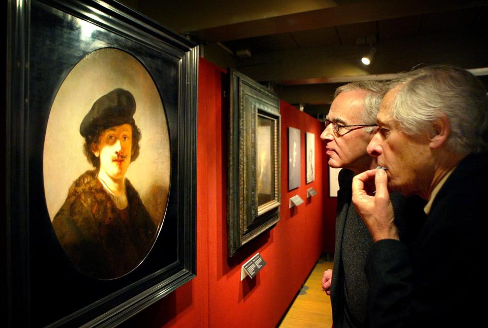 Museumsbesucher betrachten ein Selbstporträt des 28-jährigen Rembrandt. (Bild: REUTERS/Paul Vreeker  PVR/JDP)