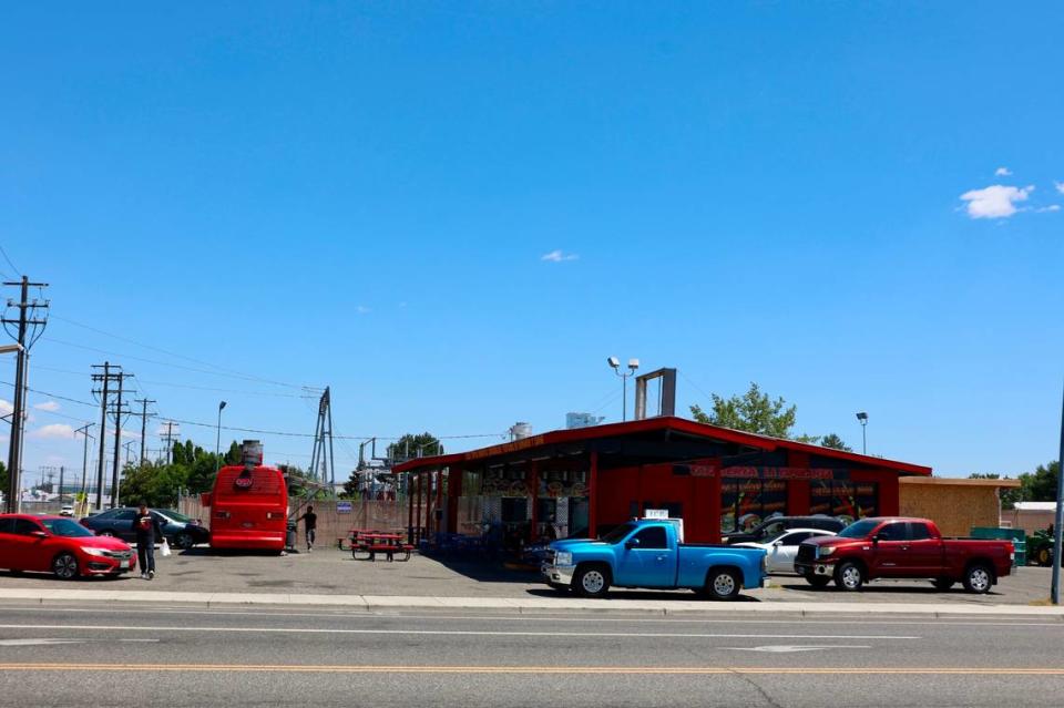 Taqueria La Esperanza in Pasco gets an afternoon rush of customers. The food truck is located in the restaurant’s parking lot.