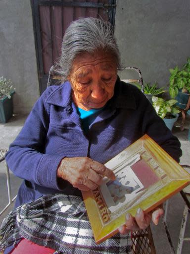 Martha Llanas, madre de Ramiro Hernandez, ejecutado en EEUU, muestra una foto de su hijo en una entrevista con AFP en Nuevo Laredo, Tamaulipas, México el 23 de enero de 2014. (AFP | Raúl Llamas)