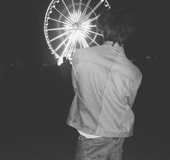 <p>No need to guess where he is. The <em>Stranger Things</em> actor struck a pose with the Ferris wheel as a backdrop. (Photo: <a rel="nofollow noopener" href="https://www.instagram.com/p/BhntbgDh-Kc/?hl=en&taken-by=charlie.r.heaton" target="_blank" data-ylk="slk:Charlie Heaton via Instagram" class="link ">Charlie Heaton via Instagram</a>) </p>