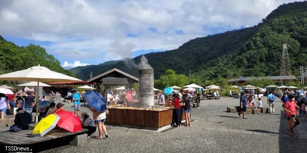 連日來東北季風下雨及規模6.5地震影響，宜蘭縣清水地熱園區聯外道路上邊坡土石鬆動而大面積土石滑落，交通中斷。即日起實施預警性休園。（縣府提供）