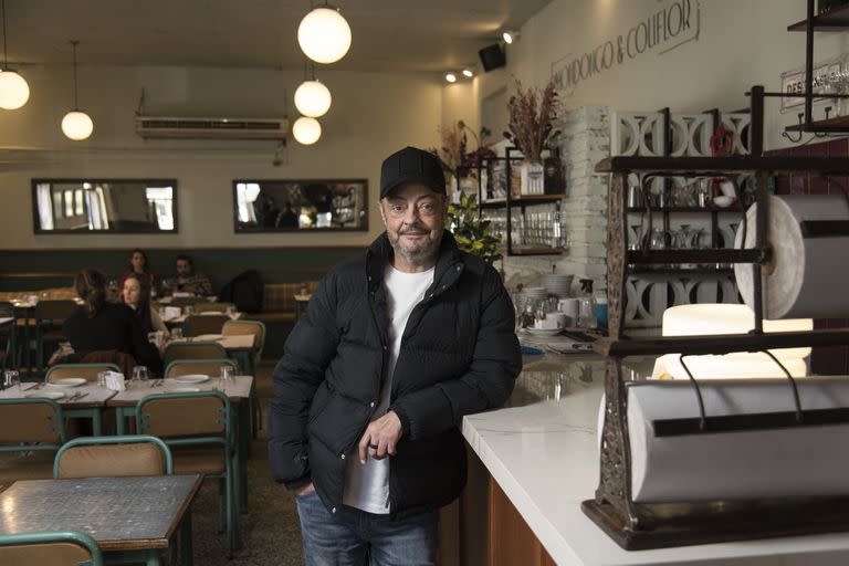 De chiquilín te miraba de afuera: codo en barra, Cabito disfruta el día a día de Mondongo & Coliflor