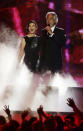 Laura Pausini y Andrea Bocelli cantan juntos en la ceremonia de los Premios Billboard de la Música Latina, el jueves 24 de abril del 2014 en Coral Gables, Florida. (AP Foto/Lynne Sladky)