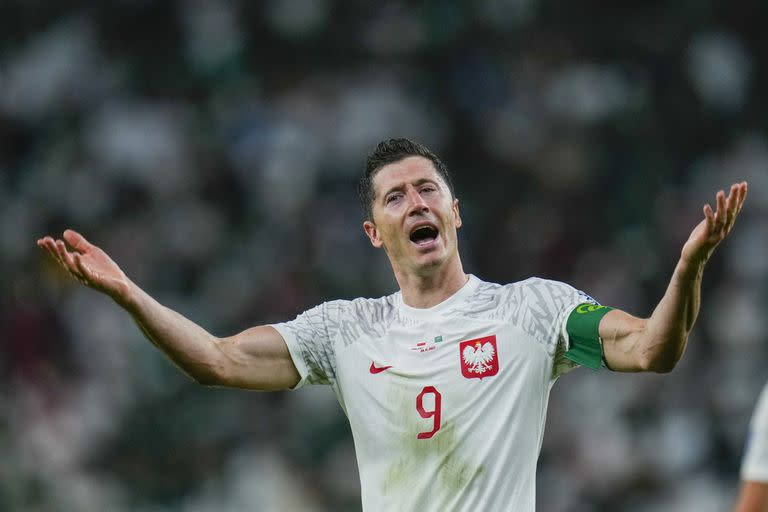 Robert Lewandowski celebra tras marcar el segundo gol de Polonia en la victoria 2-0 ante Arabia Saudí en el partido por el Grupo C del Mundial, el sábado 26 de noviembre de 2022, en Al Rayán, Qatar. (AP Foto/Manu Fernández)