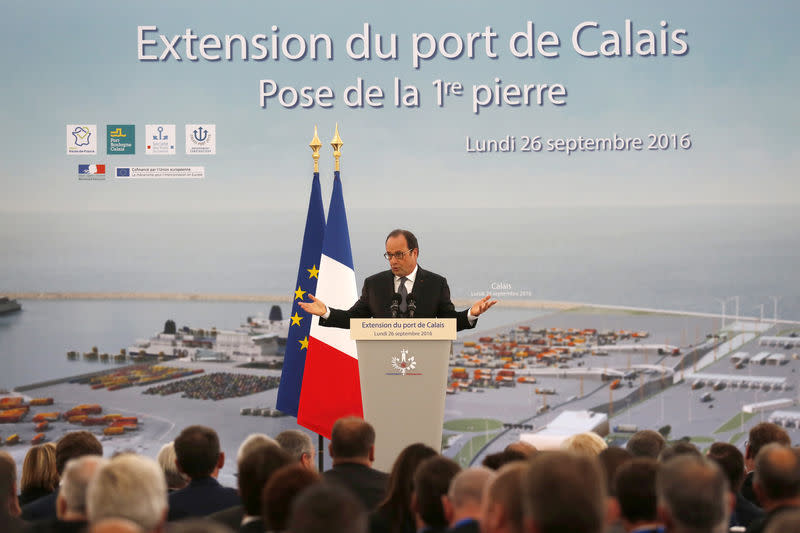 François Hollande a confirmé lundi la décision de démanteler "complètement et définitivement" avant la fin de l'année le campement sauvage de la "jungle" de Calais, où vivent au moins 7.000 migrants. Le chef de l'Etat y effectuait sa première visite depuis le début son quinquennat. /Photo prise le 26 septembre 2016/REUTERS/Thibault Vandermersch/Pool