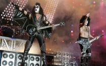 Auch die Hardrock-Legenden Kiss erwischte es: Obwohl, wie die Band erklärte, alle Mitglieder und alle Mitarbeiter in ihrem Umfeld geimpft seien, mussten Kiss im August Shows absagen, nachdem sich zunächst Gitarrist Paul Stanley (rechts) und einige Tage später auch Bassist Gene Simmons mit dem Virus angesteckt hatten. (Bild: Kevin Winter/Getty Images)