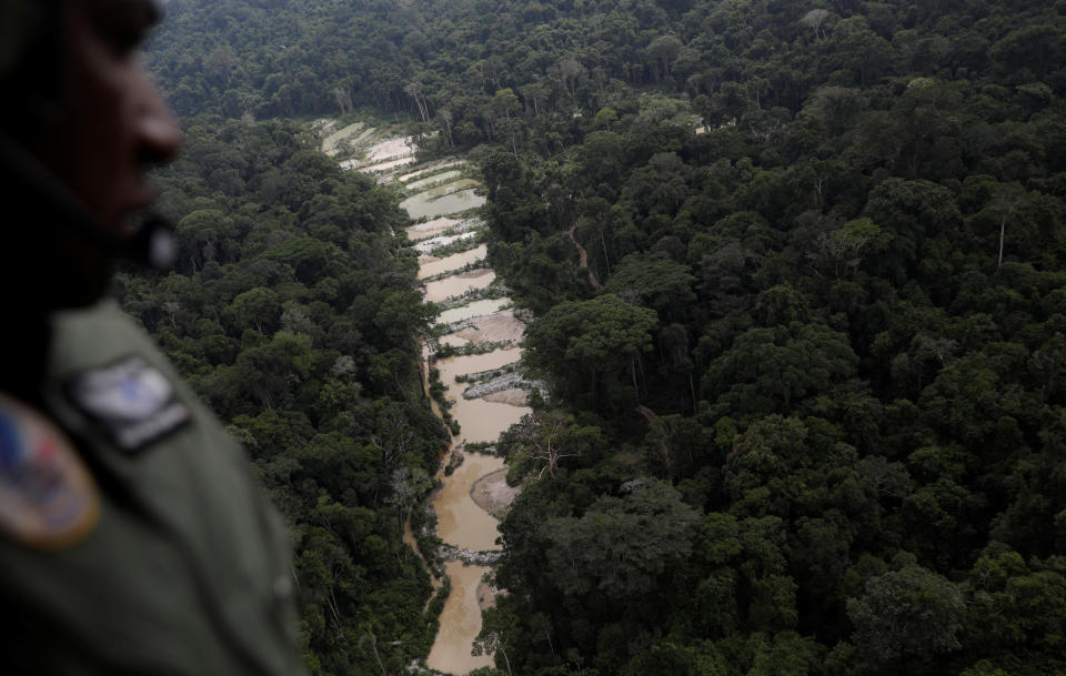 Las minas ilegales amenazan la selva amazónica de Brasil