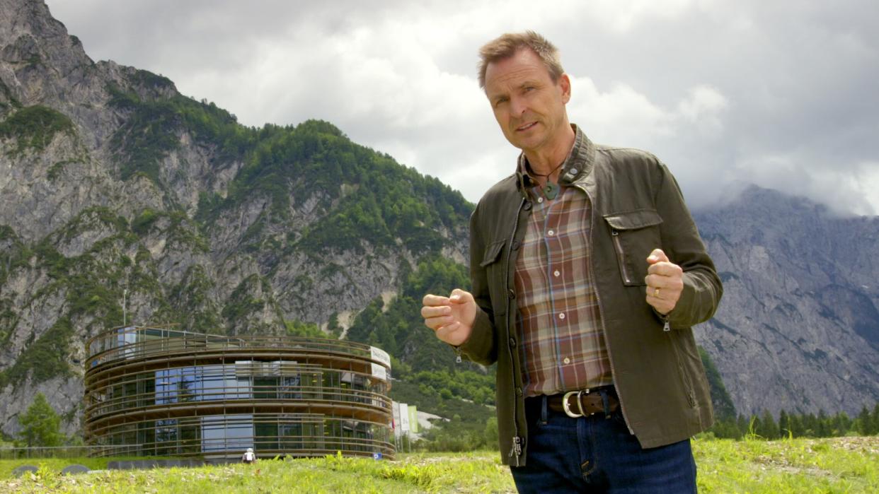  Phil Keoghan on The Amazing Race. 