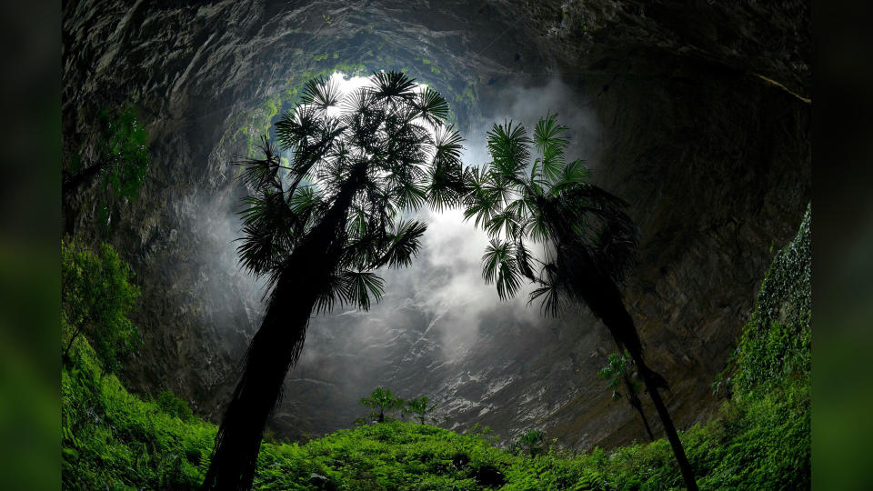 This giant karst sinkhole, also called a tiankeng, has plants growing at the bottom in Luoquanyan Village of Xuan'en County, central China's Hubei Province. This is not the sinkhole discovered in Guangxi Zhuang Autonomous Region.