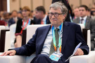 <p>Ob Bill Gates wohl traurig ist, dass er seinen Platz 1 an Jeff Bezos abgeben musste? Wohl kaum, denn Geld scheint dem Microsoft-Gründer, Unternehmer und Programmierer schon seit Langem nicht mehr viel zu bedeuten. Seiner Stiftung „Bill & Melinda Gates Foundation“ spendete er rund 28 Milliarden-Dollar, außerdem gründete er mit Warren Buffett die Initiative „The Giving Pledge“, innerhalb derer die US-Superreichen für wohltätige Zwecke spenden sollen. Bis zu seinem Tod wolle er, so sagte Gates selbst, 90-95 Prozent seines Gesamtvermögens spenden. </p>