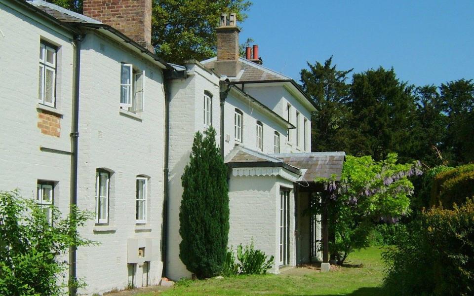 Frogmore cottage, with its relatively modest ten rooms, is much smaller than Royal Lodge - Westbury2006/flickr