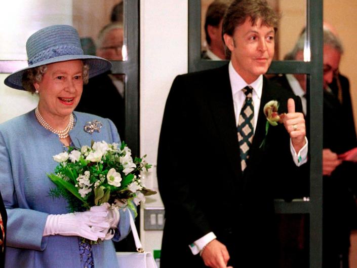 La reine Elizabeth et Paul McCartney dans les années 90