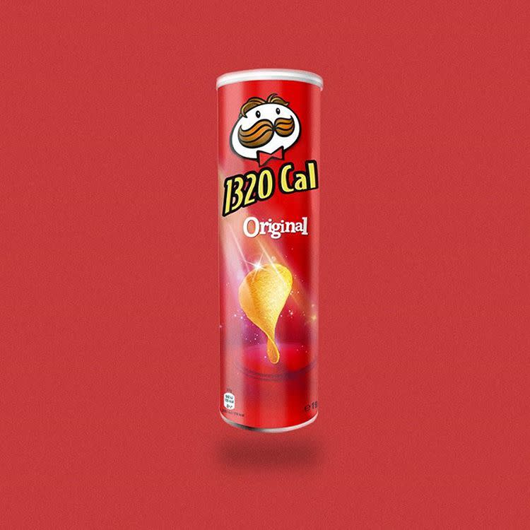 Einen Filmabend ohne Chips können sich die meisten gar nicht vorstellen. Jetzt vielleicht schon: In einer Packung Pringles sind 1.320 Kalorien drin.