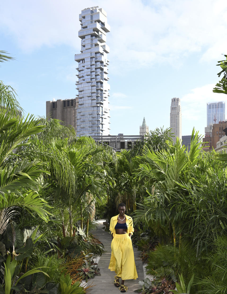 Una modelo recorre la pasarela durante la presentación de la colección primavera-verano 2021 de Jason Wu en la Semana de la Moda de Nueva York, el domingo 13 de septiembre del 2020 en Nueva York. (Foto por Evan Agostini/Invision/AP)