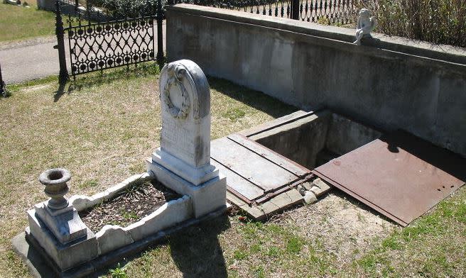  密西西比州公墓的一塊墓碑後面，開了一條樓梯，藏著一段感人故事。（圖／翻攝自推特）