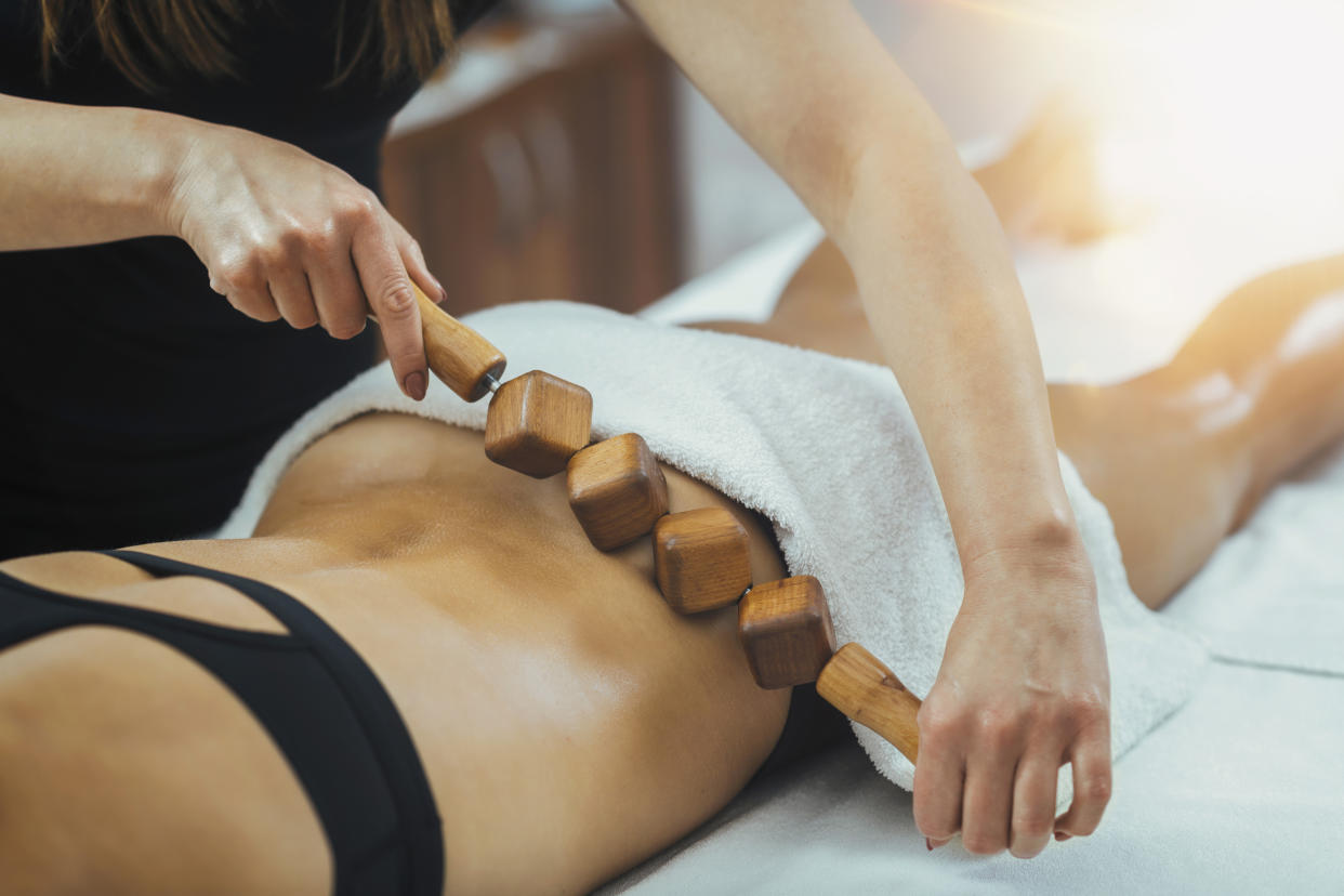 La madérothérapie est un style de massage qui existe depuis la nuit des temps et qui est idéal pour faire disparaître ses mauvaises graisses. (Photo : Getty Images)