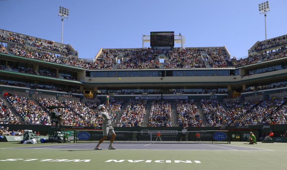 El serbio Novak Djokovic se prepara para un saque ante el francés Julien Benneteauen su duelo de cuartos de final del torneo de Indian Wells, California, el viernes 14 de marzo de 2014. Djokovic venció a Benneteau 6-1, 6-3. (Foto AP/Mark J. Terrill)