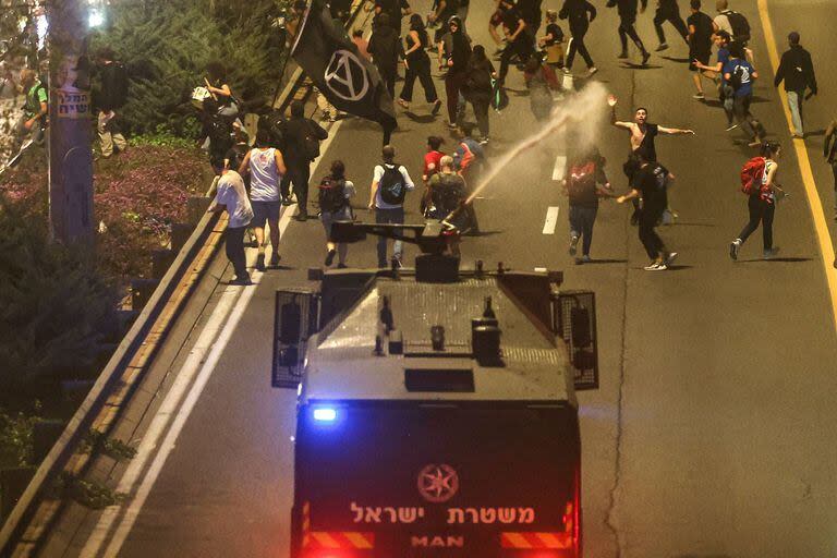 La policía israelí dispersa a manifestantes con un cañón de agua durante una protesta contra su actual gobierno y para exigir una liberación segura de los rehenes retenidos por el movimiento palestino Hamas en la Franja de Gaza desde los atentados del 7 de octubre, en Jerusalén el 31 de marzo de 2024. 