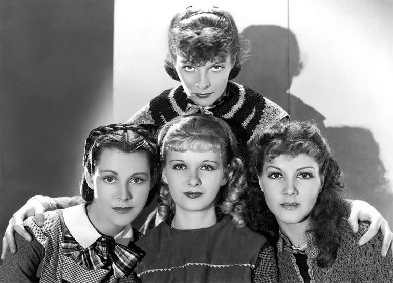 Joan Bennett  (centro) con su color rubio original junto al elenco de Mujercitas (1933), dirigidas por George Cukor: Katharine Hepburn (arriba), Frances Dee (izquierda) y Jean Parker (derecha) .