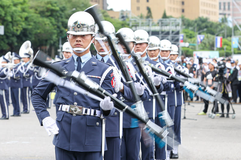 520總統就職  國軍聯合樂儀隊操演（3） 第16任總統副總統就職典禮20日在總統府前舉行，國 軍聯合樂儀隊在府前演出，動作整齊展現高昂士氣。 中央社記者鄭清元攝  113年5月20日