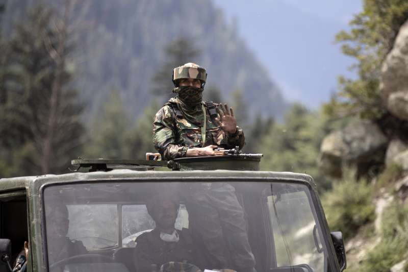 中印邊界的拉達克地區，印度軍用卡車駛過道路。中印兩國近日在拉達克屢起衝突。（AP）