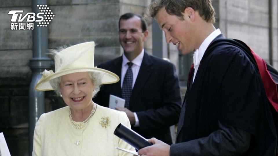 女王與威廉王子感情非常好。（圖／達志影像美聯社）