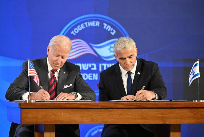 پرزیدنت جو بایدن و یایر لاپید، نخست وزیر موقت اسرائیل، روز پنجشنبه یک تعهد امنیتی در اورشلیم امضا کردند.