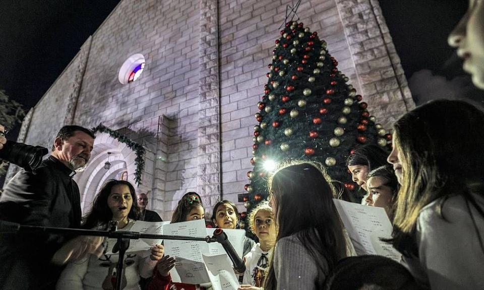 Niños palestinos cantan frente a la Parroquia Sagrada Familia