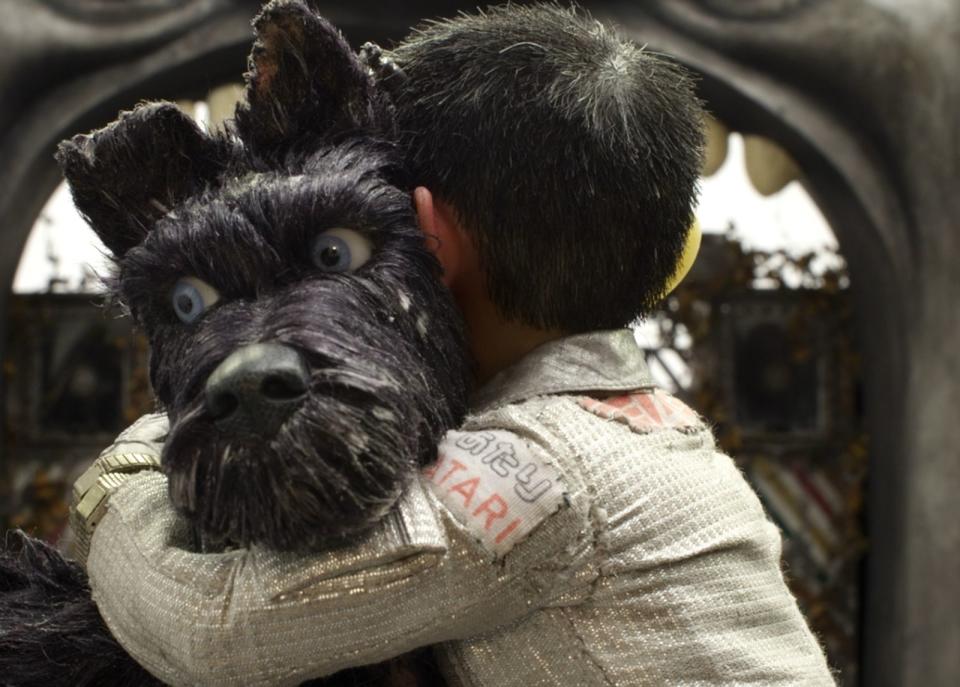 Zunächst ist Chief (im Original gesprochen von Bryan Cranston) mit Abstand der knurrigste aller Vierbeiner in Wes Andersons Puppentrickfilm-Abenteuer "Isle of Dogs": Doch der Junge Atari schließt den Anführer der Hundegang ins Herz und in die Arme - der Beginn einer wunderbaren Freundschaft. (Bild: 2018 Twentieth Century Fox)