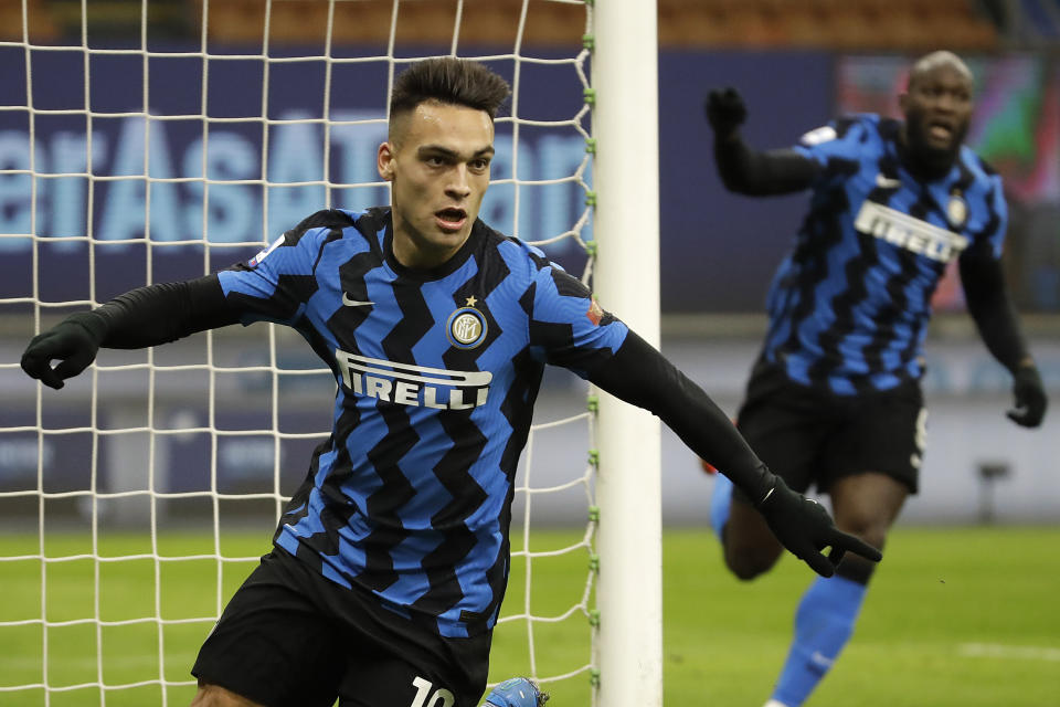 Lautaro Martínez del Inter de Milán celebra tras marcar el tercer gol en el partido contra la Lazio en el partido de la Serie A italiana, el domingo 14 de febrero de 2021, en Milán. (AP Foto/Luca Bruno)