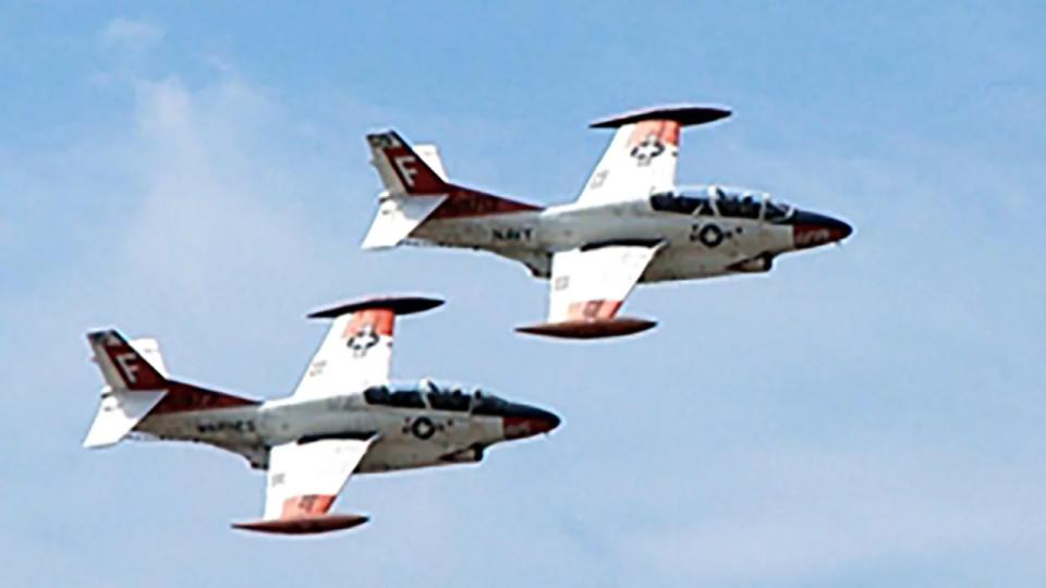 Las aeronaves del Escuadrón de Entrenamiento 86 marcan el último vuelo de entrenamiento del T-2 Buckeye, el jet de entrenamiento con más años de servicio de la Armada, en Pensacola, Florida, el 8 de agosto de 2008. (Crédito: Departamento de Defensa de EE. UU.)